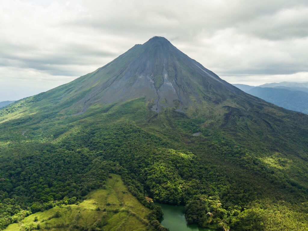 アスペクト比4：3の山の写真