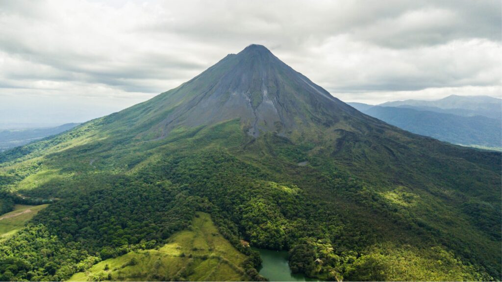 アスペクト比16：9の山の写真