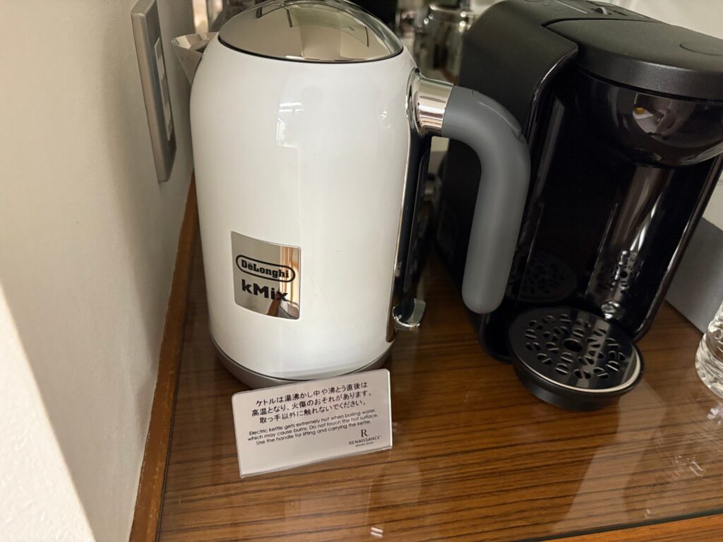 ルネッサンスリゾートオキナワのスーペリアツインの湯沸かしポッド