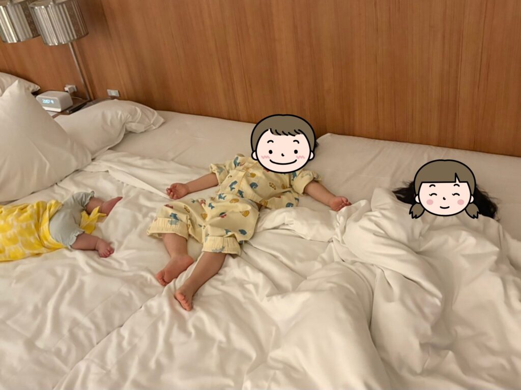 ルネッサンスリゾートオキナワのスーペリアツインのベッドをくっつけた写真