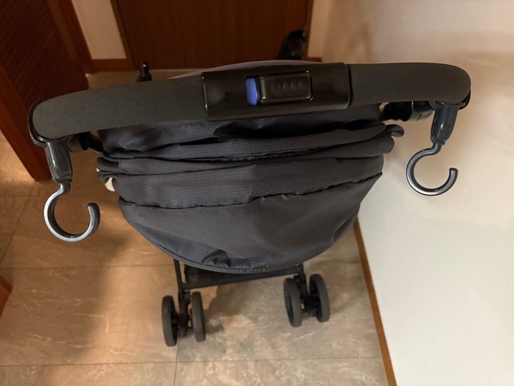 ルネッサンスリゾートオキナワでレンタルしたA型ベビーカーのハンドル部分についていたフック