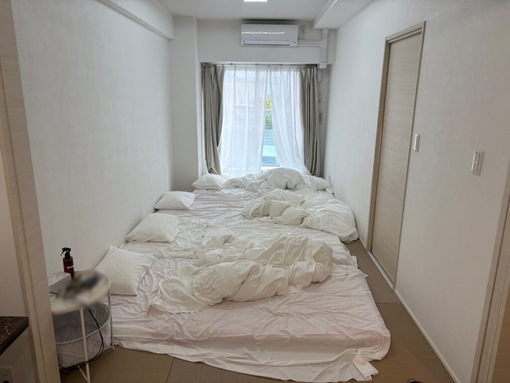 クリスタルエグゼ南紀白浜の和室(ジャパニーズスタイル2)の和室に布団4枚敷いている
