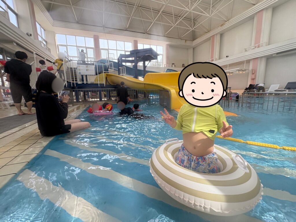 ルネッサンスリゾートオキナワの屋内プールで遊んでいる写真