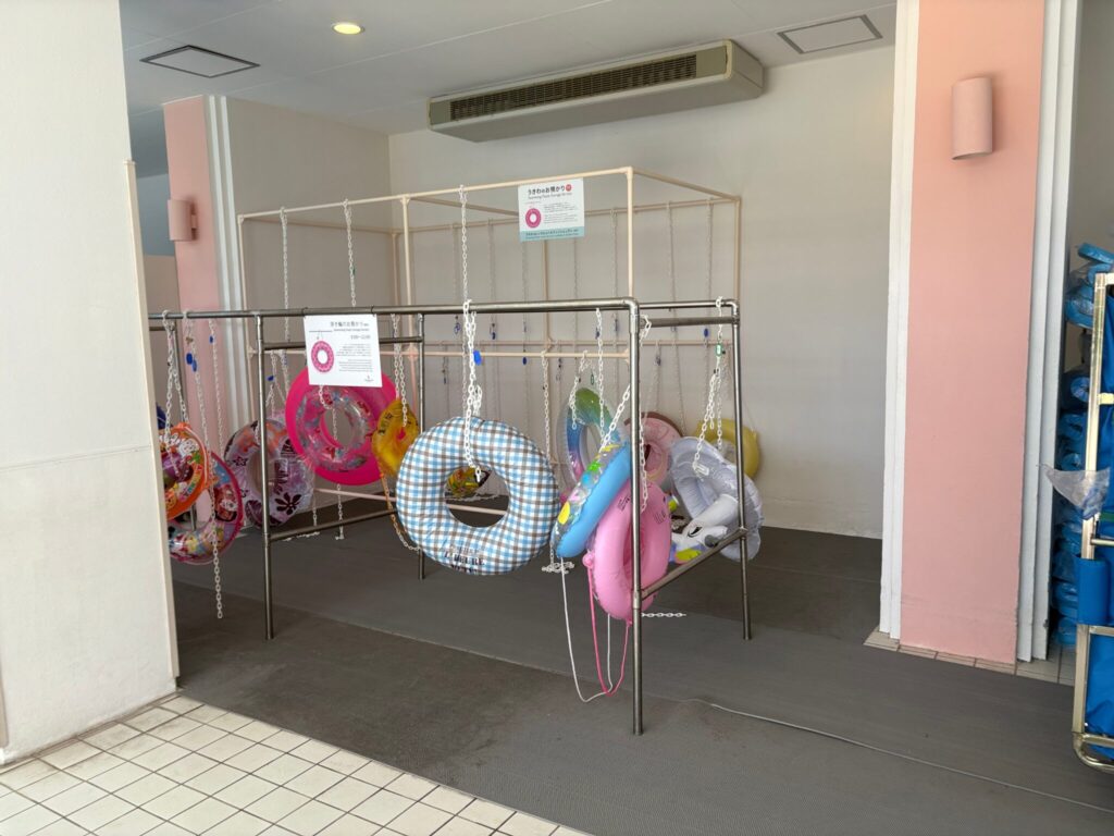 ルネッサンスリゾートオキナワの屋内プールの浮き輪預けスペース1