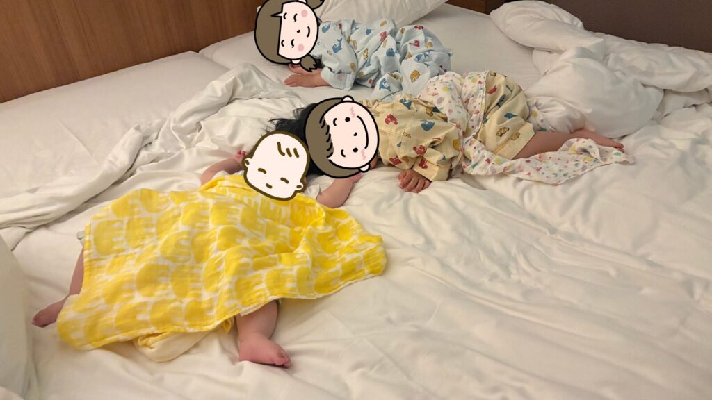 ルネッサンスリゾートオキナワのスーペリアツインのベッドで子どもたちが寝る様子